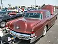 Lincoln Continental Mark II. El coche que empezó la moda. La rueda de repuesto estaba realmente debajo de la moldura, entorpeciendo el acceso al maletero. El coche negro de la izquierda tiene una Opera Window en el Pilar C.