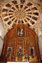 Altar mayor bajo cúpula aplanada o caída