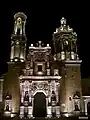 Vista nocturna de la fachada del Convento de Guadalupe