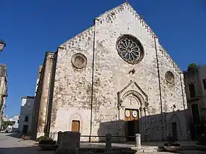 Catedral de Conversano (1359), parte central ligeramente más elevada