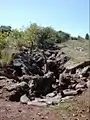 Vista de la D de Cooper desde el oeste. La A se encuentra lejos en el horizonte, a la izquierda tras el pino