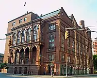 El edificio de la Fundación Cooper Union ha marcado el extremo norte de la plaza desde 1859