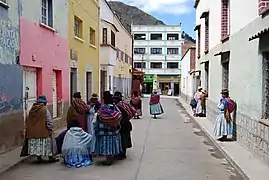 Cholas en una calle de Copacabana