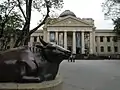 Este búfalo de cobre a la entrada del Museo Nacional de Taiwán desde el final de la Segunda Guerra Mundial proviene originalmente del gran santuario.