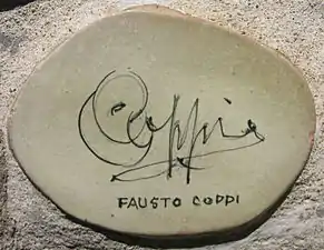 Cerámica con el autógrafo de Coppi en el "muretto di Alassio"