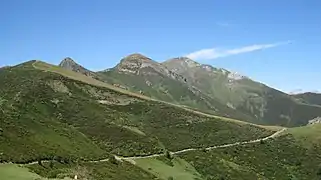 Vista del Coriscáu (2236,2 m), techo de la sierra Mediana, desde el collado de Llesba, en el puerto de San Glorio