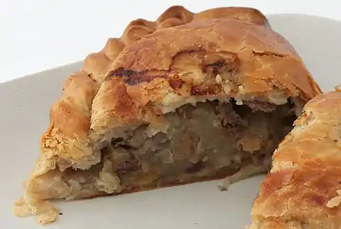 Un Cornish pasty tradicional relleno de carne y vegetales