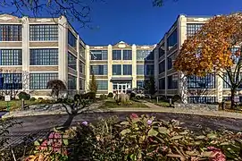 Coro Building (Frank S. Perry, 1929), construido para Cohn & Rosenburger Jewelry Company, ahora alberga laboratorios y oficinas de Lifespan