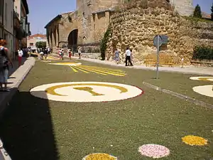 Alfombras florales del día del Corpus a la altura de la iglesia de Santa María