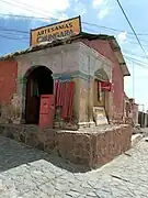 Portales de piedra tallada, en un comercio de artesanía.