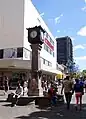 Reloj y fuente en la intersección con calle 3.