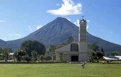 La Fortuna, al pie del volcán Arenal, es uno de los destinos turísticos más famosos de Costa Rica. La ciudad cuenta con numerosos hoteles, reservas naturales, restaurantes, sitios de aguas termales y lugares para practicar deportes extremos como canopy o canotaje.