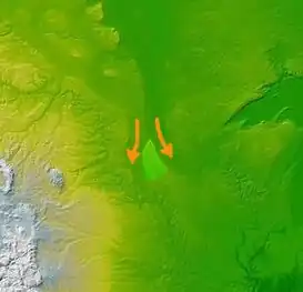 La meseta de las Praderas con el deslizamiento de los glaciares (flechas naranja) a ambos lados de la misma