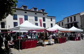 Mercadillo de la cereza en Covarrubias.