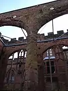 Tirantes y placas de anclaje en las ruinas de la Catedral de Coventry, Reino Unido