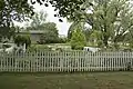 Puente Cubierto Ackley en un jardín