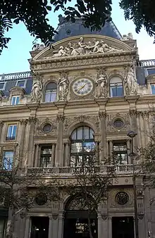 Fachada del edificio del Crédito Lionés, adornado con cariátides.