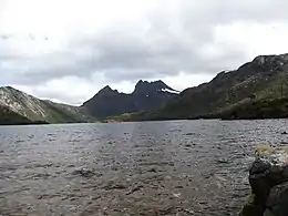 La Montaña Cradle visto desde la costadel lago Dove