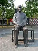 monumento a Bertolt Brecht frente a la Berliner Ensemble