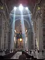 Rayos crepusculares al mediodía en la Basílica de San Pedro, Ciudad del Vaticano.