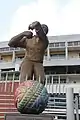 Monumento al Críquet en la entrada del Sher-e-Bangla Cricket Stadium por la Bangladesh Cricket Board (BCB).