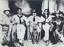 Con la tropa durante la amnistía. En la foto de izquierda a derecha: Marcelino García Barragán; Matías Villa Michel; Genovevo Rivas Guillén; Isaías Villa Michel; y Juan de la Torre Villalvazo.