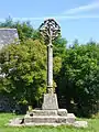 Crucero en raqueta en del siglo XV hecha en granito llamada Croix de Mons en Chalinargues (Cantal, Francia).