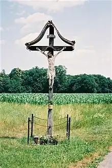 Un crucifijo en latín con una placa INRI estilizada pegada, en campos de maíz cerca de Mureck, Estiria, Austria