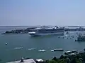 Una nave de cruceros saliendo del puerto en la cuenca de San Marcos.