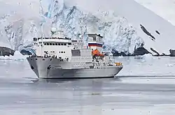 Buque oceanográfico ruso Akadémik Serguéi Vavílov en el canal.