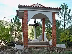 Monumento a la cruz en entrada de la localidad.