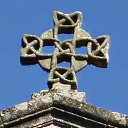 Cuatro triquetas formando una cruz celta, en la iglesia de santa Susana, en Galicia.