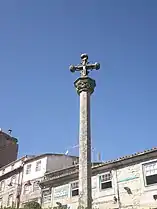 Crucero (picota), entre la Iglesia de la Misericordia y las murallas de la ciudad medieval.