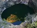 El lago Rojo desde el borde al acantilado