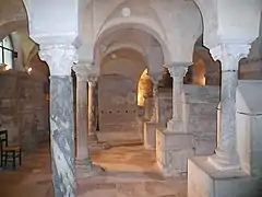 Criptas de Jouarre. De acuerdo con la práctica habitual bajo los merovingios, los fustes de las columnas de mármol coloreado fueron columnas reutilizadas de antiguos monumentos galo-romanos, pero los capiteles eran nuevos y tallados en el mármol blanco nevoso de los Pirineos.