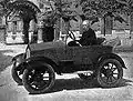 Automóvil roadster de 1909 con motor monocilíndrico; János Csonka está al volante.