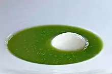 Sopa de pepino fresco y menta con una cucharada de yogurt