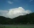 Cumulus congestus tras una montaña.