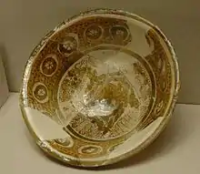 Copa, brillo metálico policromado sobre pasta silícea, siglo IX, Susa (Irán), Louvre