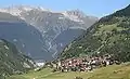 Vistas de Curaglia hacia el valle de Vorderrhein con el monasterio de Disentis