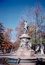 Monumento a Luis Cruz Martínez, por Guillermo Córdova.