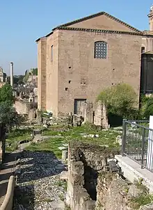 Trasera de la Curia, a lo largo de la vía del Argileto.