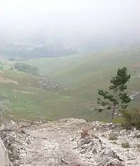 Vista del tramo medio del río San Lázaro desde la cumbre de Os Forcados, 1399 m en el Macizo Central Orensano, en el recorrido por la zona del Piago y la Mallada de Barbeirón con la aldea de A Encomenda al fondo.