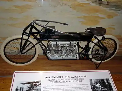 Ruedas de radios de alambre en una motocicleta Curtiss V-8 de 1906