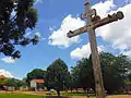Cruz de madera en la plaza de Santiago de Chiquitos