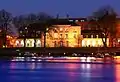 Vista nocturna de la oficina de aduana Limerick, actualmente el hogar del Hunt Museum