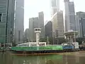 Detrás de la Customs House en primer plano están las Ocean Towers. Ocean Financial Centre ocupa ahora la parcela vacante a la izquierda de Ocean Towers, en frente de Republic Plaza.