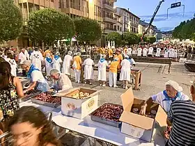 Repartiendo la longaniza.