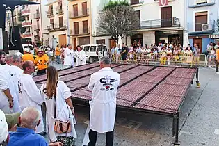 Intituciones públicas (alcalde, concejales, etc.) presentan la parrilla.