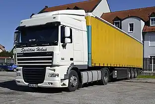 Camión articulado DAF XF 105.410 en Baviera (Alemania).